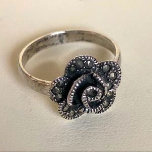 Gorgeous .925 sterling silver flower ring